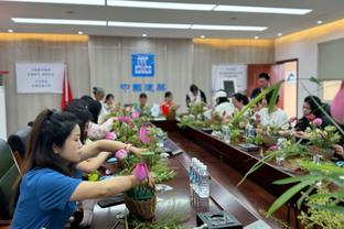 内维尔：我从未见过滕哈赫走到B费面前，告诉他回到自己的位置